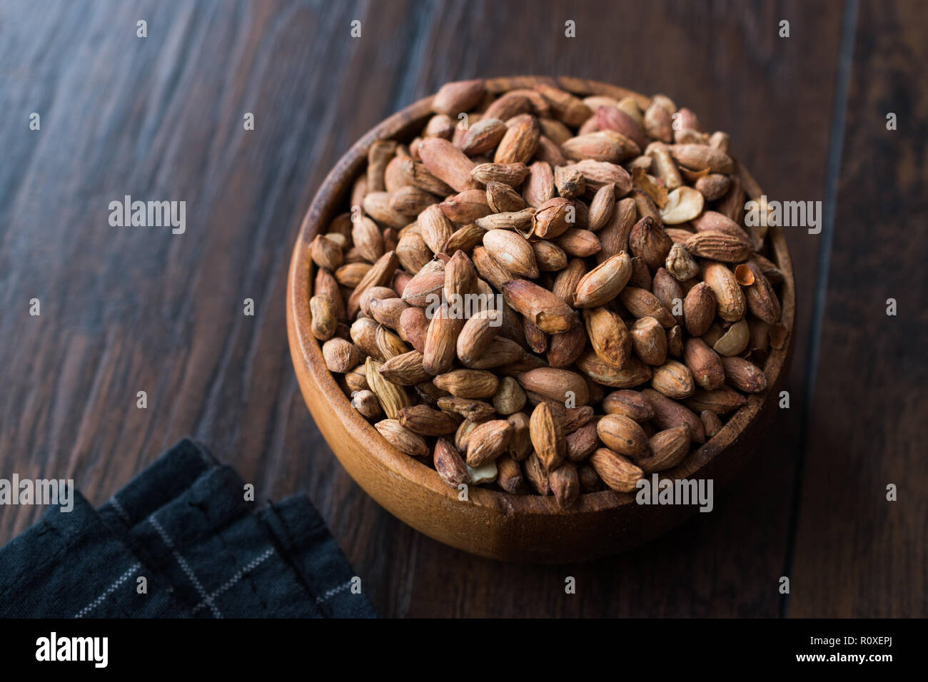 Pistaches bio sans coquille dans bol en bois. L'alimentation biologique. Banque D'Images