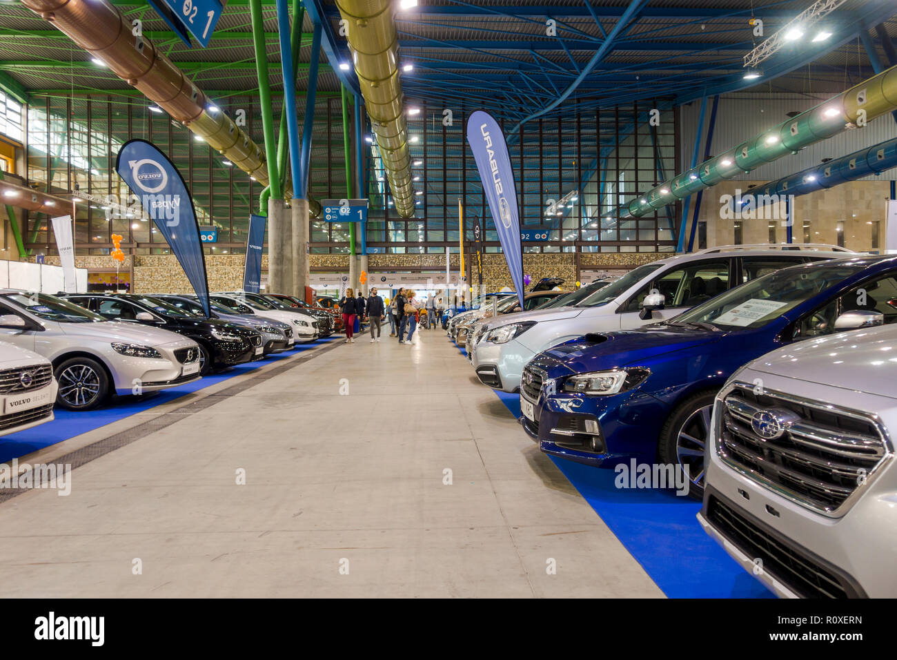 Salon de l'automobile d'occasion,voitures sur l'écran, juste, voitures à Malaga, Espagne. Banque D'Images