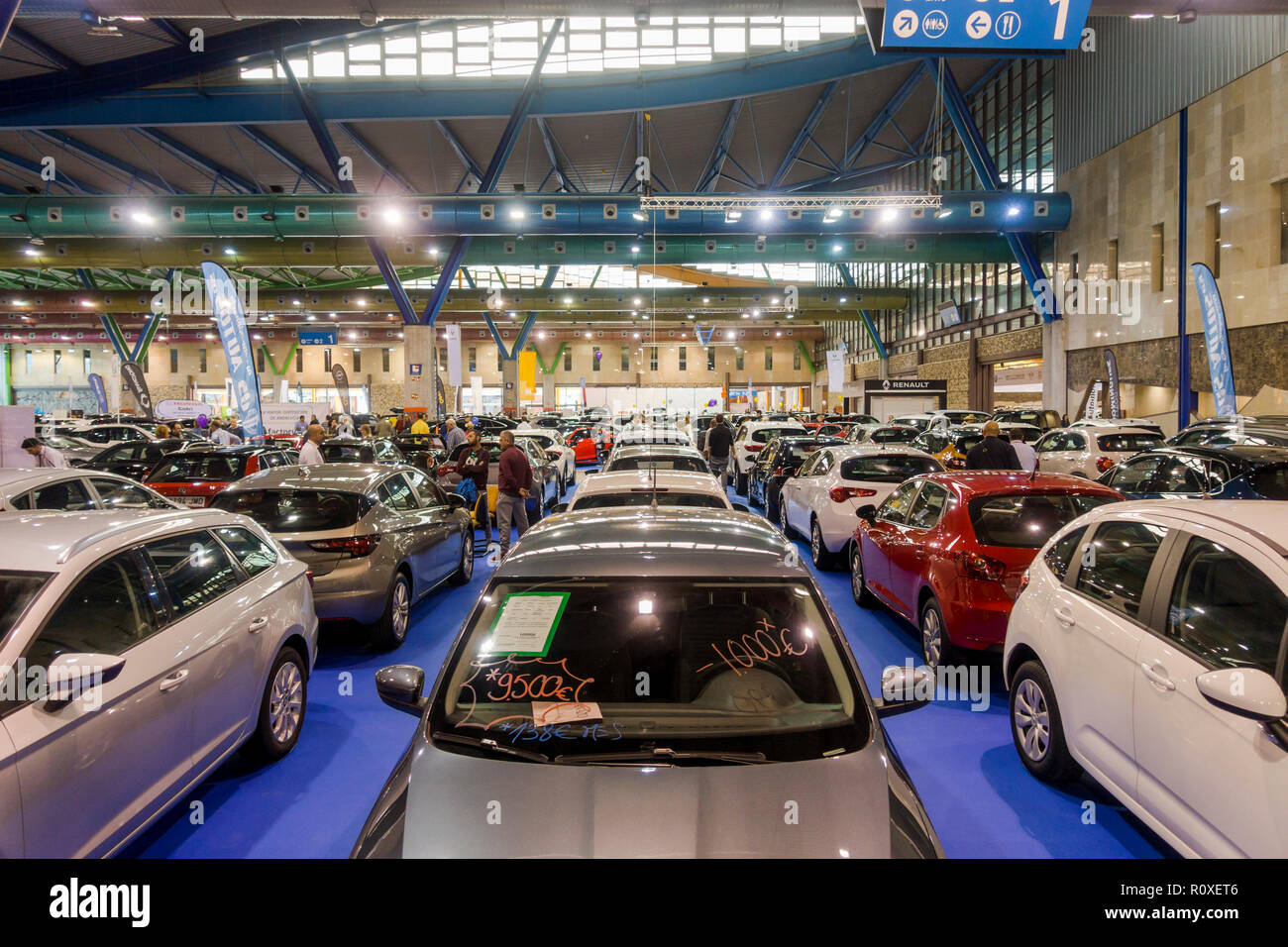 Salon de l'automobile d'occasion,voitures sur l'écran, juste, voitures à Malaga, Espagne. Banque D'Images