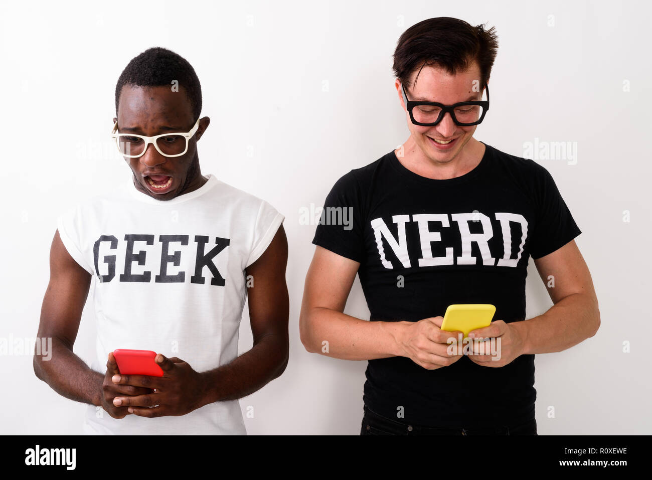 Le choc de l'Afrique noire à l'aide de mobile homme geek Banque D'Images