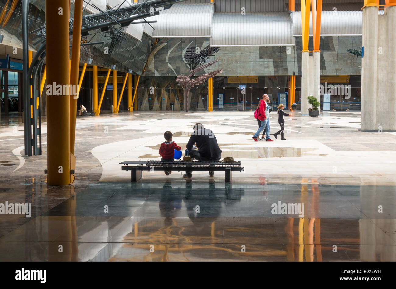 Intérieur du Palacio de Congresos, père et fils dans le centre des congrès, centre de convention, l'Andalousie, Malaga. Espagne Banque D'Images