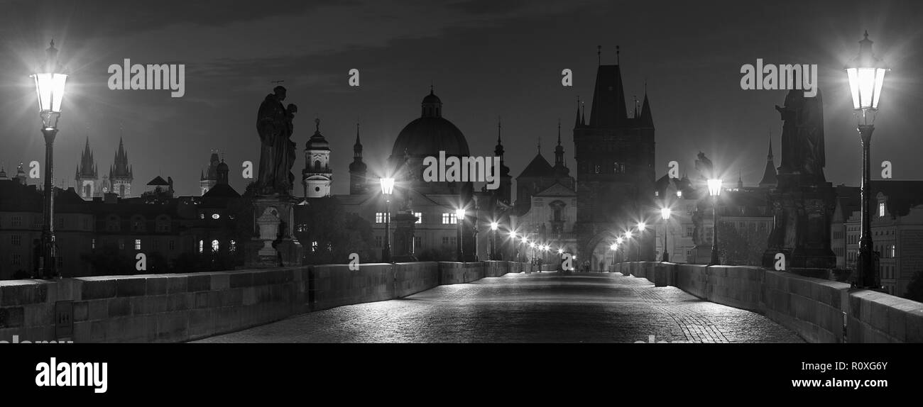 Prague - Le panorama du pont Charles dans la matinée. Banque D'Images