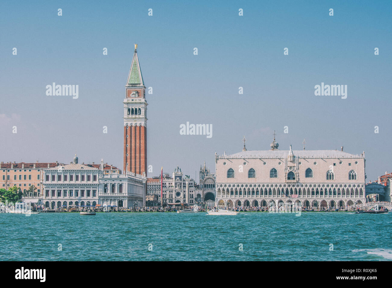 Vue panoramique sur le Palais des Doges, la basilique Saint-Marc, la Torre dell'Orologio, le Campanile de St Marc et la Biblioteca Nazionale Marciana à Venise, en Italie Banque D'Images