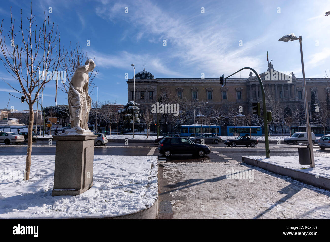 Statue connue sous le nom de Mariblanca avec de la neige dans la région de Paseo de Recoletos et la Bibliothèque nationale d'Espagne, Madrid, Espagne Banque D'Images