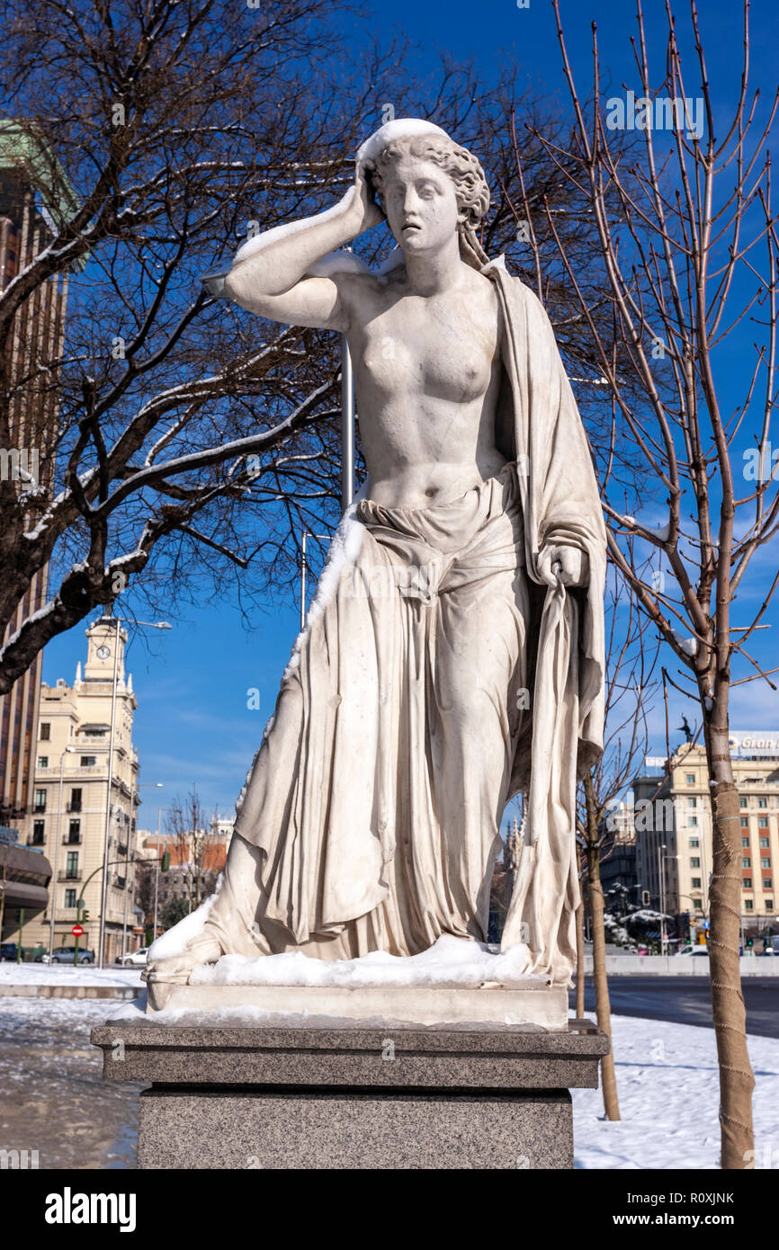 Statue connue sous le nom de Mariblanca avec de la neige dans la région de Paseo de Recoletos, Madrid, Espagne Banque D'Images