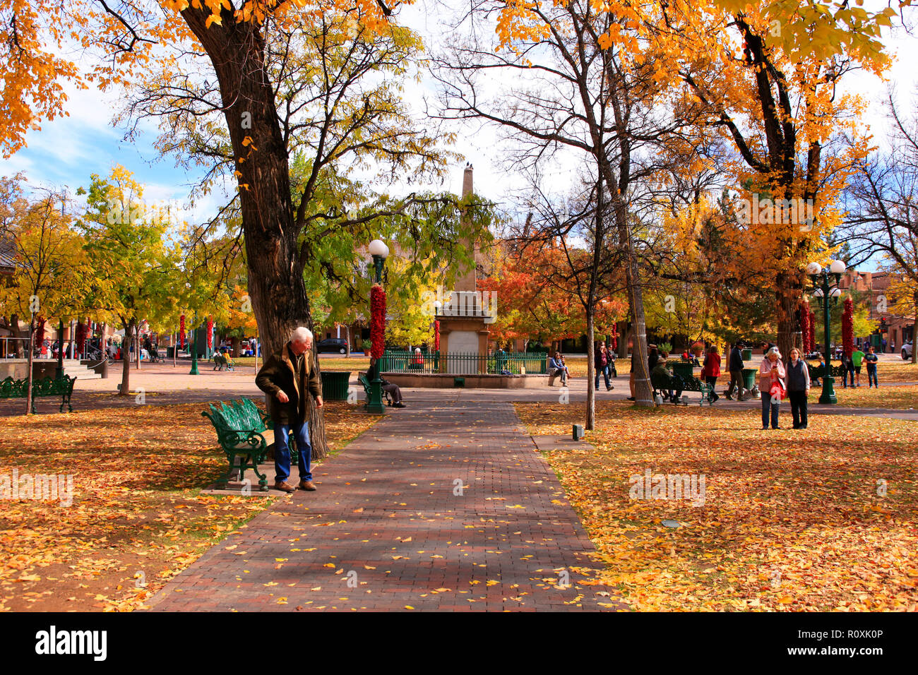 Les personnes appréciant les couleurs d'automne et temps dans le Santa Fe Plaza dans le centre-ville de Santa Fe, Nouveau Mexique USA Banque D'Images