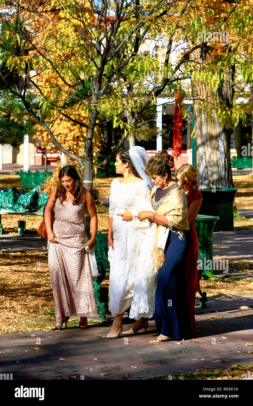 Femme dans son mariage, entouré de ses accompagnateurs dans le Santa Fe Plaza dans le centre-ville de Santa Fe, Nouveau Mexique USA Banque D'Images