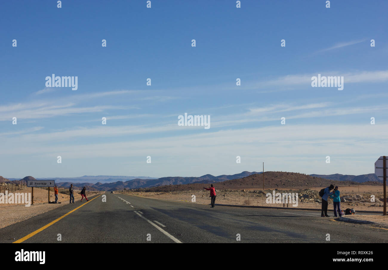 Les piétons et les randonneurs de l'attelage debout sur la route N7 qui mène à la Namibie de l'Afrique du Sud Banque D'Images