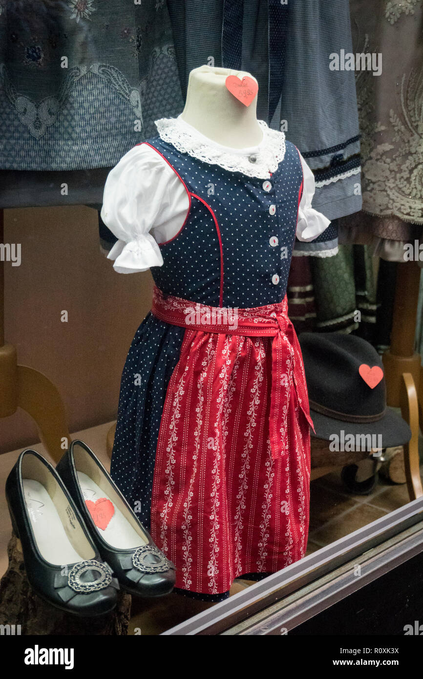 Costume allemand traditionnels des femmes sur un mannequin dans une vitrine Banque D'Images