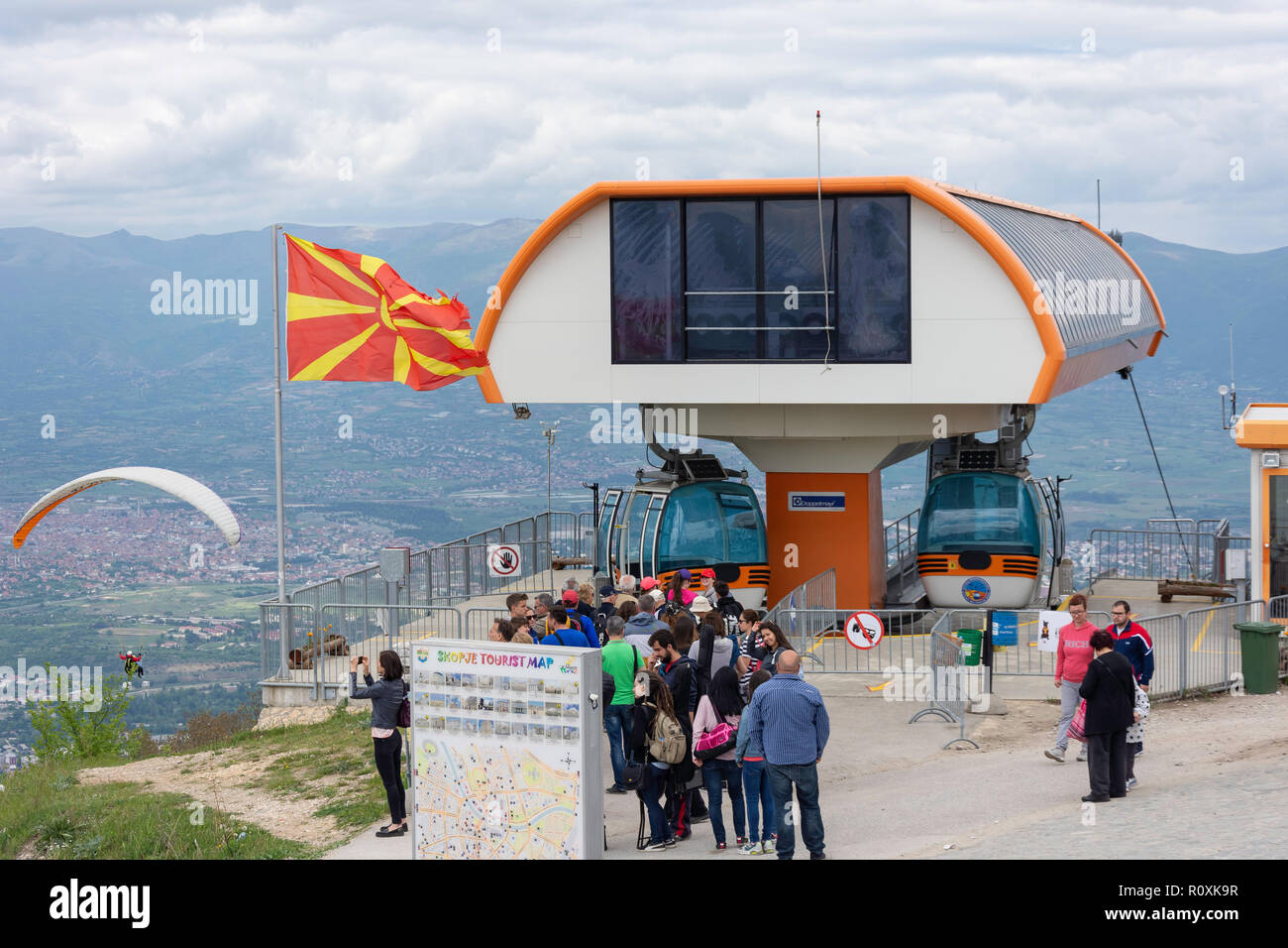 La Croix du millénaire au sommet de la station de téléphérique, de la montagne Vodno Skopje Skopje, région, République de Macédoine du Nord Banque D'Images