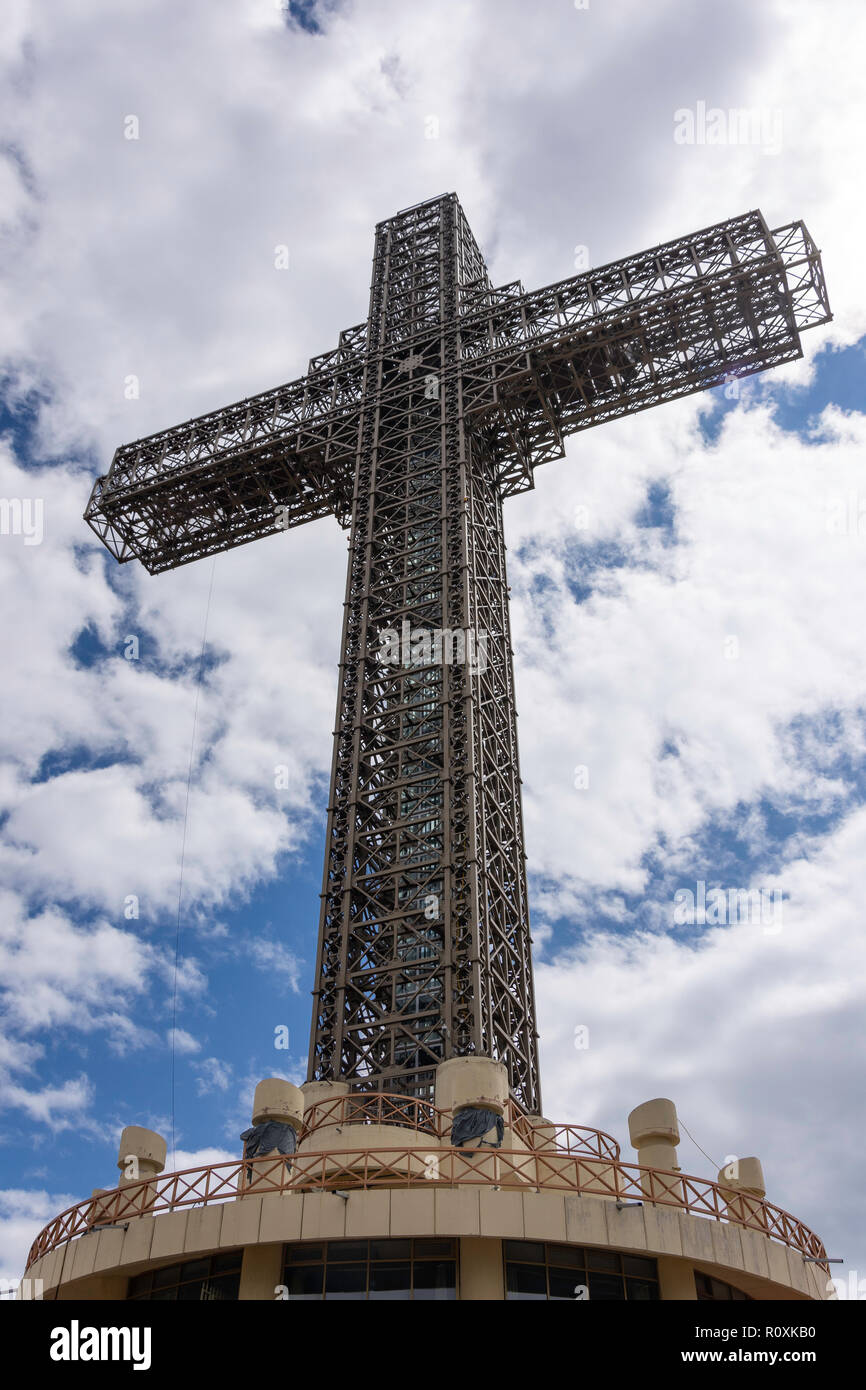 La croix au sommet du millénaire, la montagne Vodno Skopje Skopje, région, République de Macédoine du Nord Banque D'Images