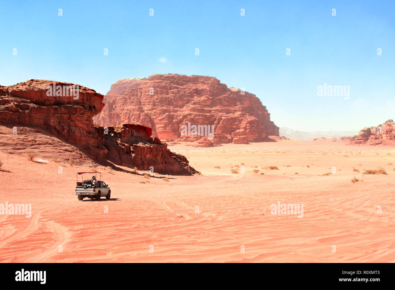 Safari en Jeep dans le désert de Wadi Rum, Jordanie. Les touristes dans la voiture en dehors de la route sur le sable entre les rochers Banque D'Images