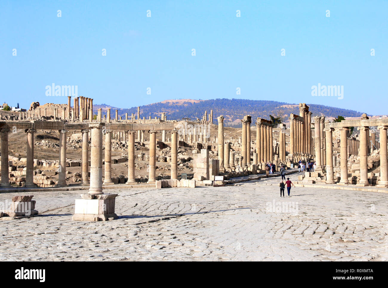 Plaza ovale avec colonnes ioniques en Jerash (Gérasa), ancienne capitale romaine et la plus grande ville du gouvernorat de Jerash, Jordanie, Moyen-Orient. UNESCO World heri Banque D'Images