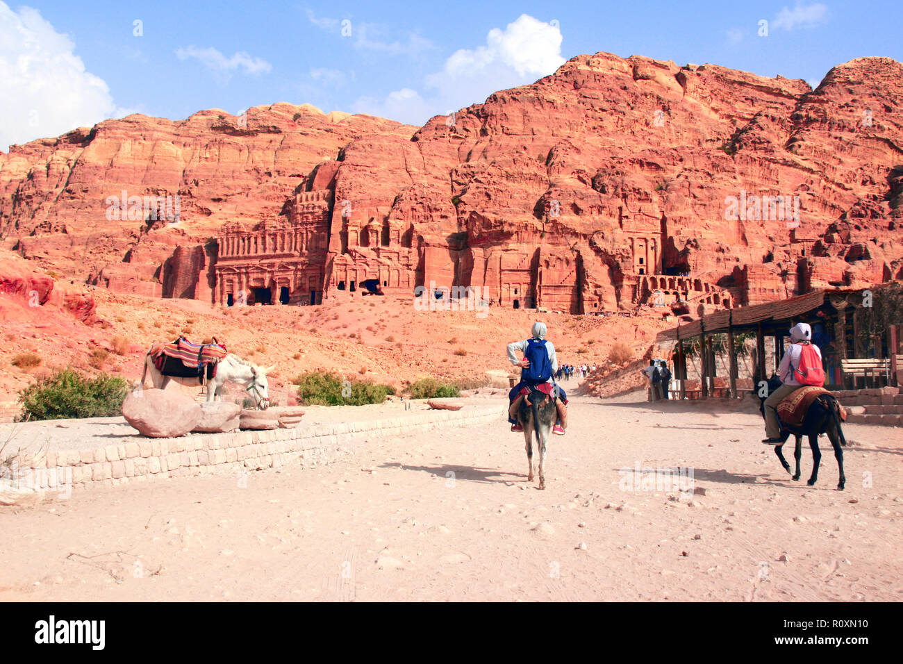 Les touristes monter sur les ânes à Petra (Rose City rouge), en Jordanie. Site du patrimoine mondial de l'UNESCO Banque D'Images