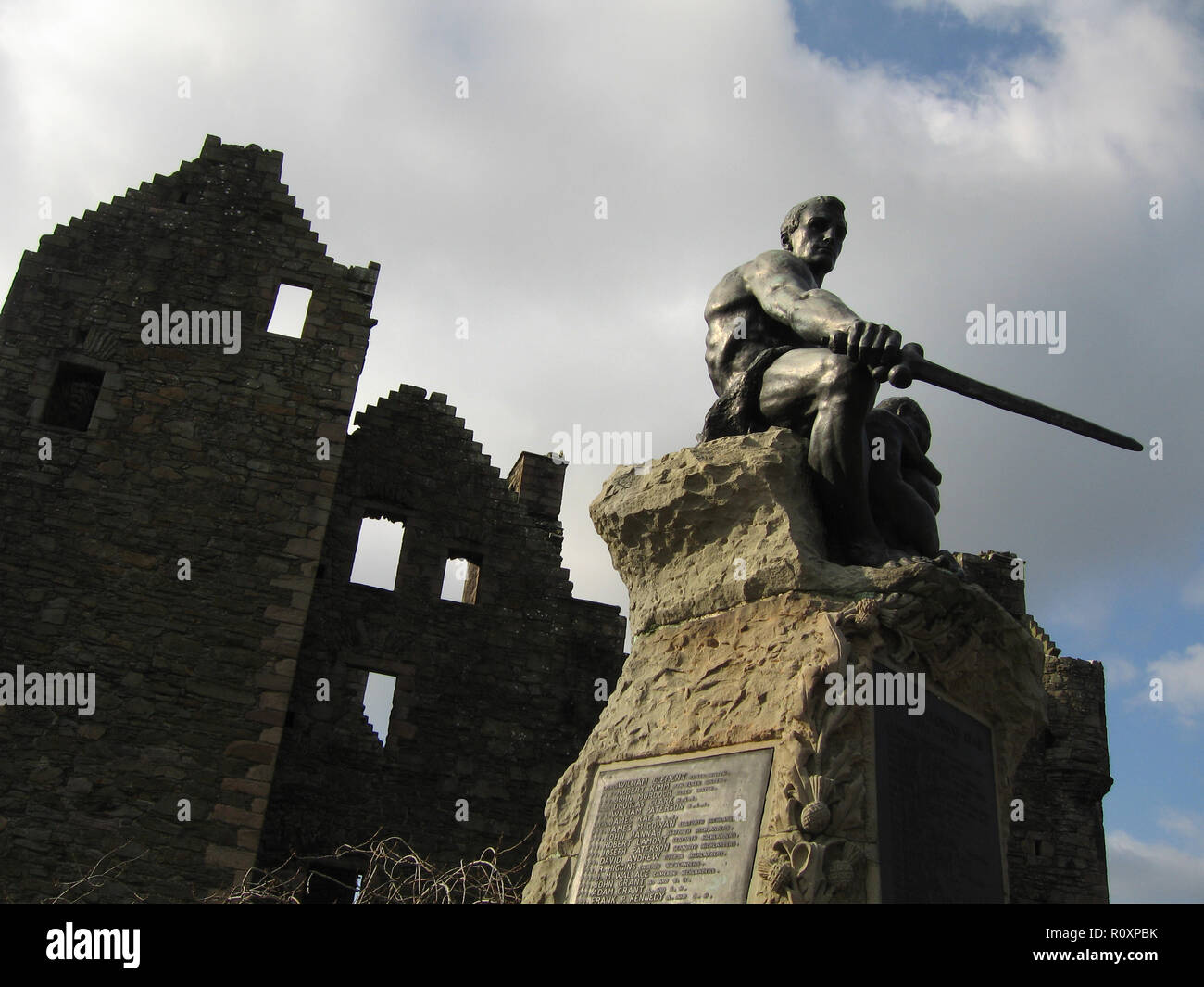 The War Menorial devant la ruine du château de MacLellan à Kirkcudbright, Dumfries et Galloway, en Écosse du Sud-Ouest Banque D'Images