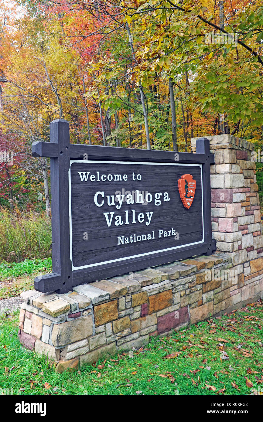 Le parc national de Cuyahoga Valley (CPNV) dans le Cleveland Akron/canton/région métro pierre et bois panneau de bienvenue est entouré de feuillage d'automne. Banque D'Images