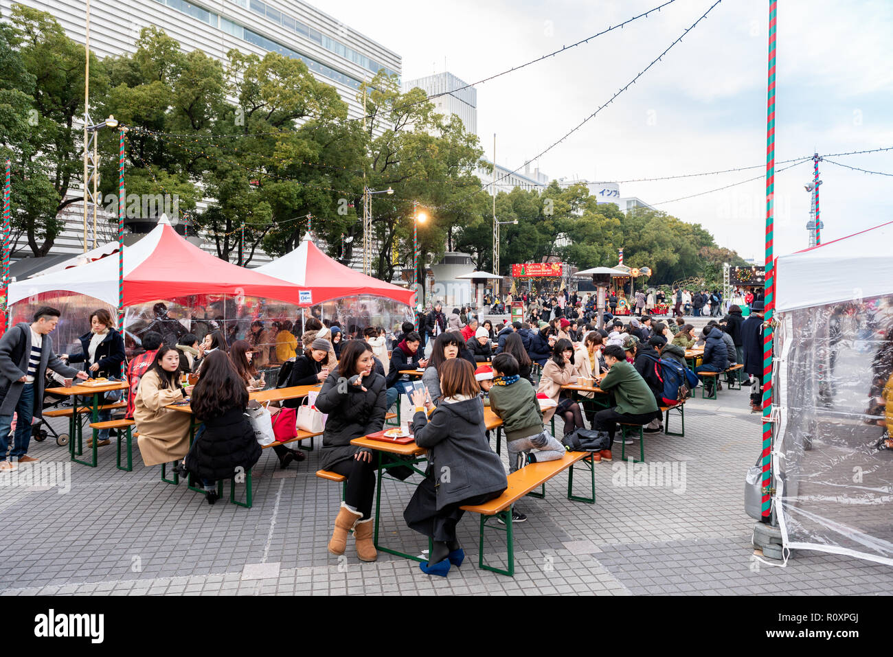 Noël au Japon. Stands de nourriture au marché de Noël à Nagoya. Banque D'Images