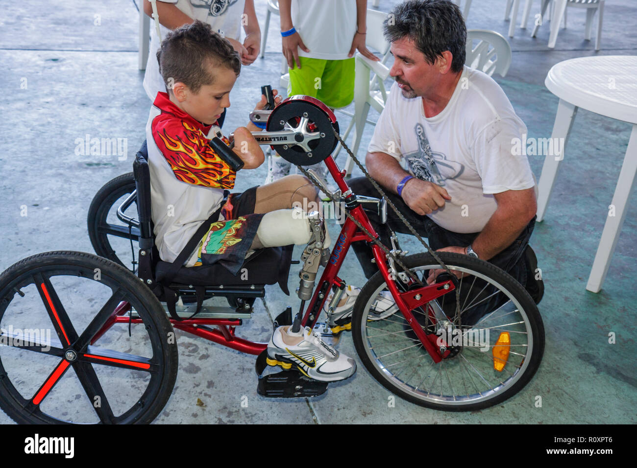Miami Florida Coconut Grove Shake A Leg Miami No Barriers Festival Handicapes Besoins Speciaux Handicap Physique Amputee Prothese Homme Hommes M Photo Stock Alamy
