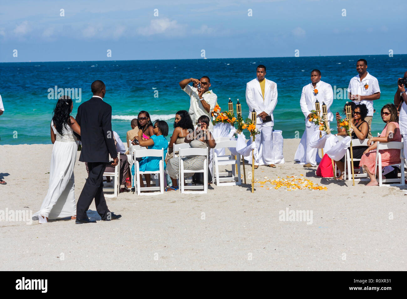 Miami Beach Floride, Océan Atlantique, eau, plage publique, bord de mer, mariage de destination, cérémonie, homme noir hommes, femme femmes, couple, invité, groom, b Banque D'Images