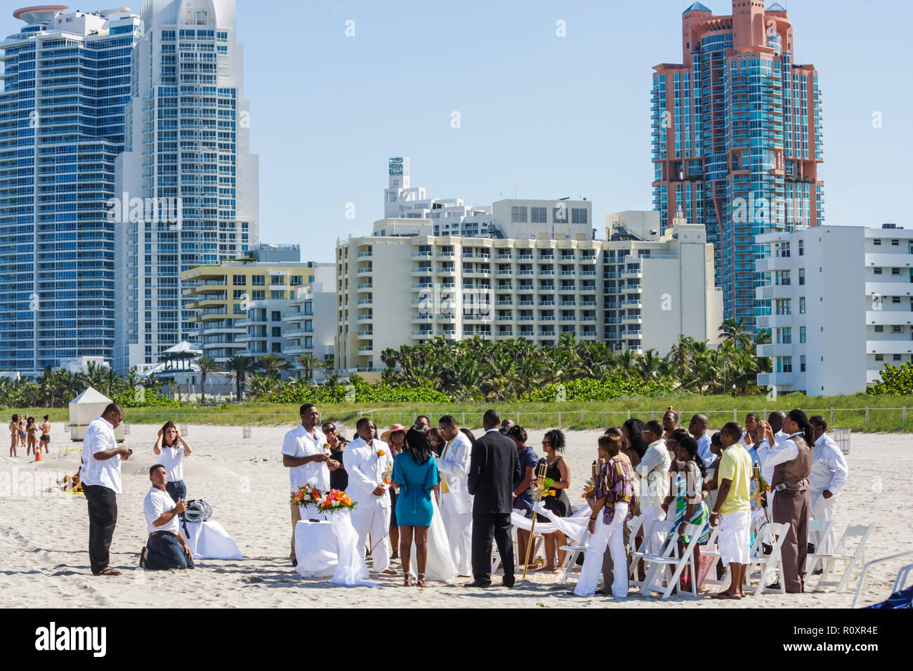 Miami Beach Floride, Océan Atlantique, eau, plage publique, bord de mer, mariage de destination, cérémonie, homme noir hommes, femme femmes, couple, invité, groom, b Banque D'Images