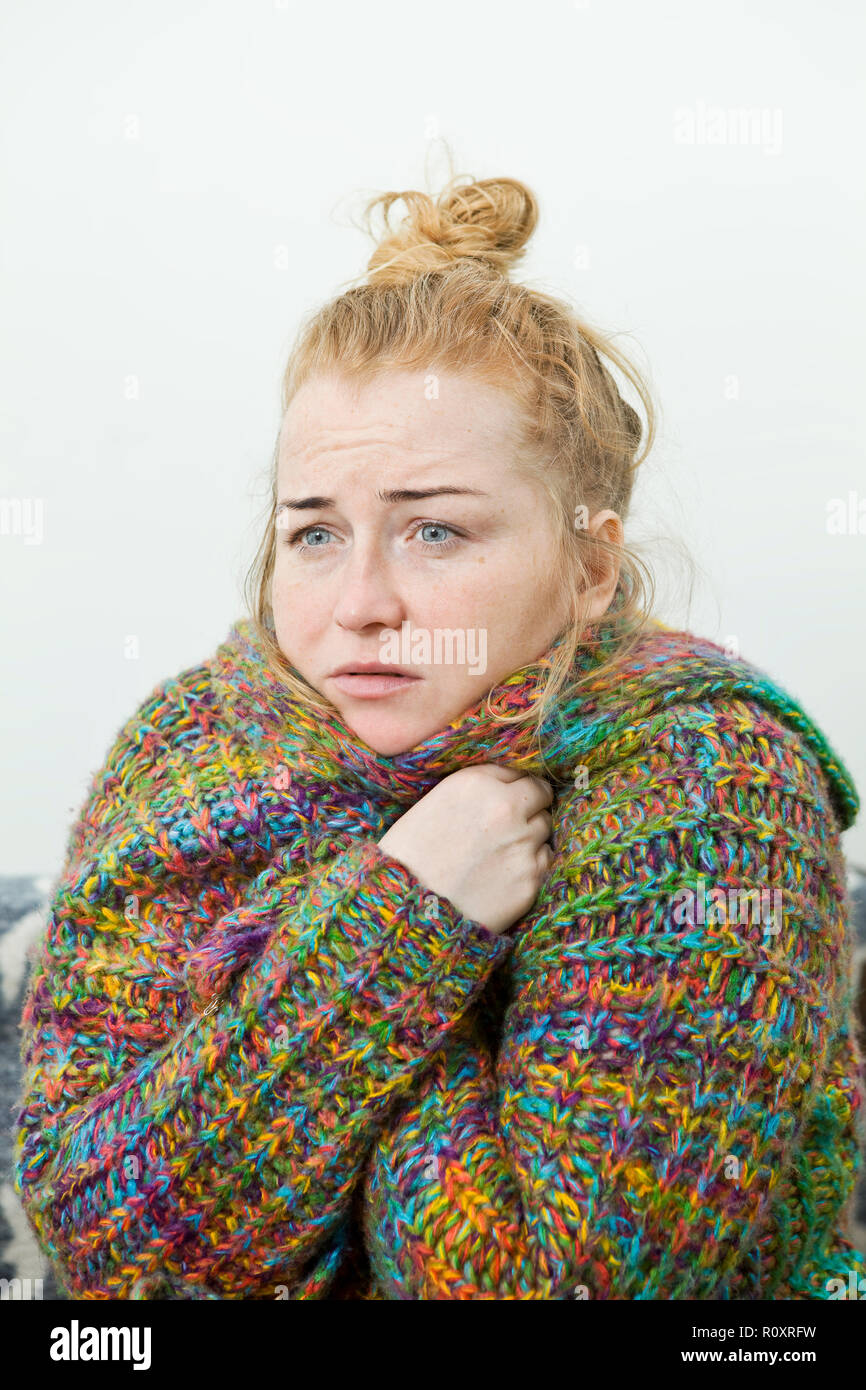 Souligné épuisé jeune femme ayant une forte céphalée de tension. Banque D'Images