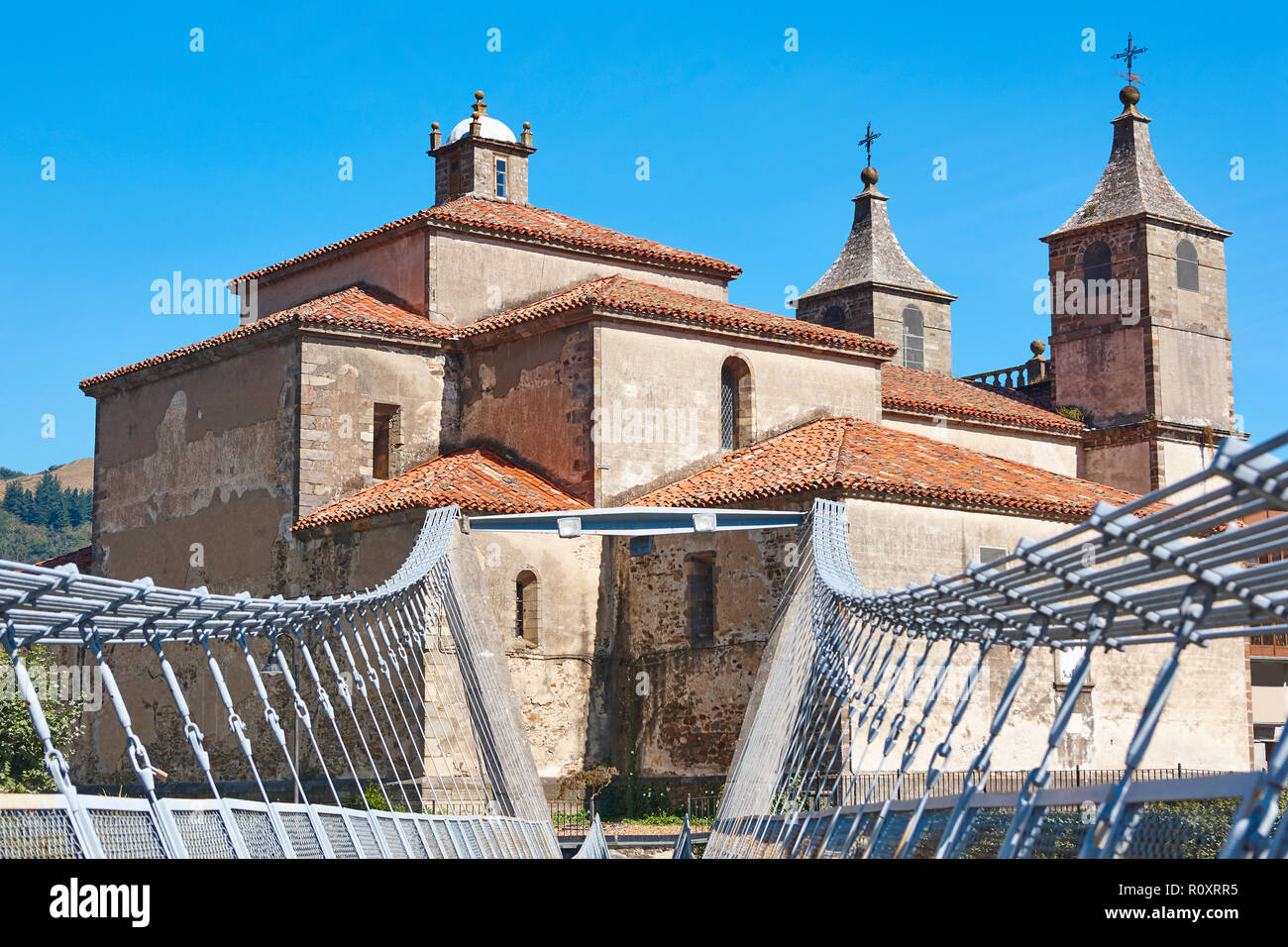 L'église baroque et moderne pont. Cangas del Narcea, Asturias. Espagne Banque D'Images