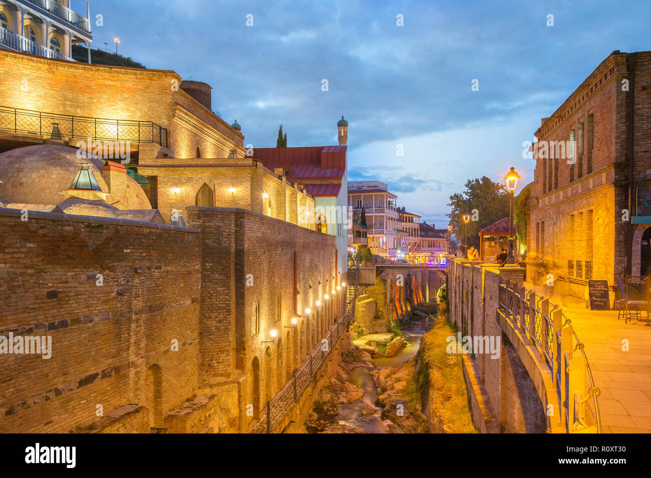 Soir vue sur la vieille ville de Tbilissi, Géorgie Banque D'Images
