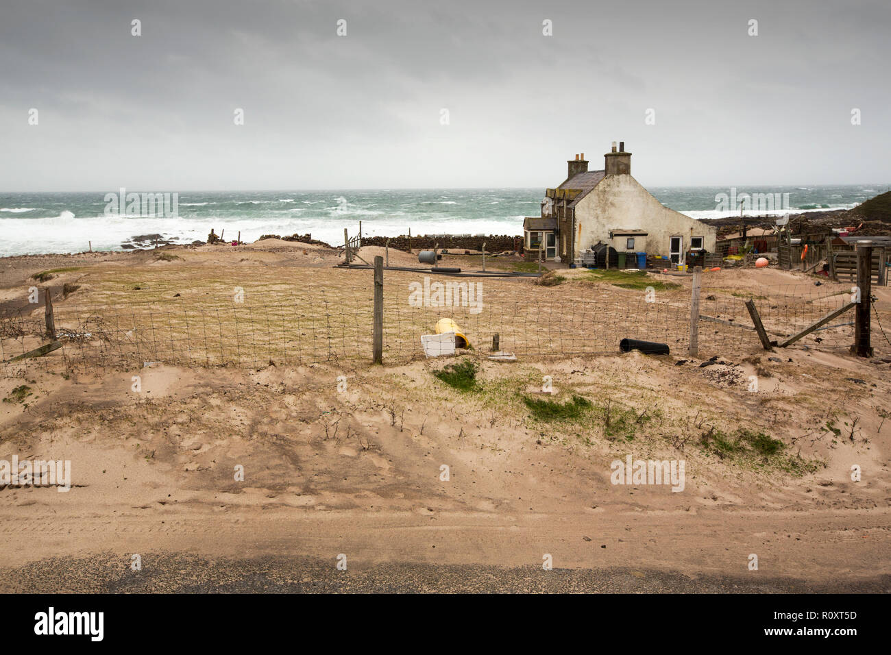 Une maison à distance à Balchladich Assynt, avec du sable dans soufflés hors de la plage par des coups de vent, en Écosse, au Royaume-Uni. Banque D'Images