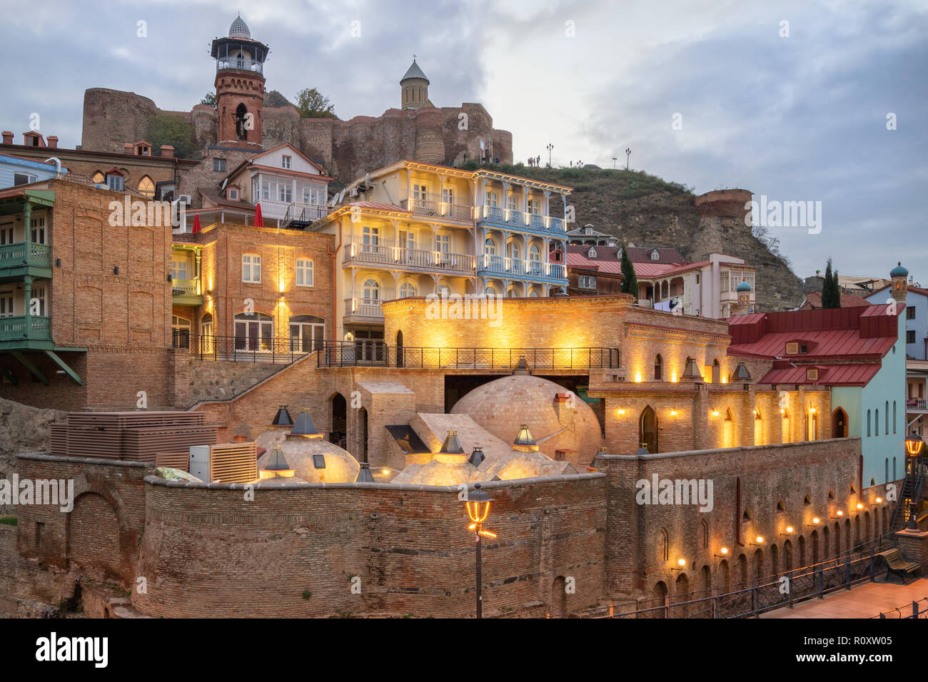 Soir vue sur la vieille ville de Tbilissi, Géorgie Banque D'Images