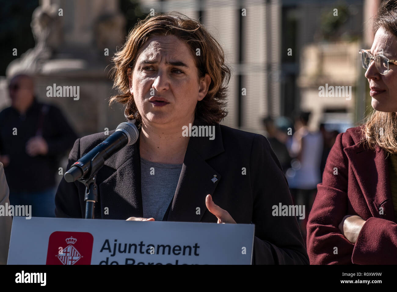 Le maire de la Municipalité de Barcelone, Ada Colau est vu présenter les nouveaux modèles de bicyclettes. Le maire de Barcelone Ada Colau, accompagné par les conseillers Mercedes Vidal et Janet Sanz ont présenté les nouveaux modèles de bicyclettes qui permettra le renouvellement de la fonction publique de vélos urbains à Barcelone. Après la rénovation, Barcelone, Location public service aura 7 000 vélos disponibles, dont 1 000 seront électriques. La cotisation annuelle sera de 50 euros. Banque D'Images