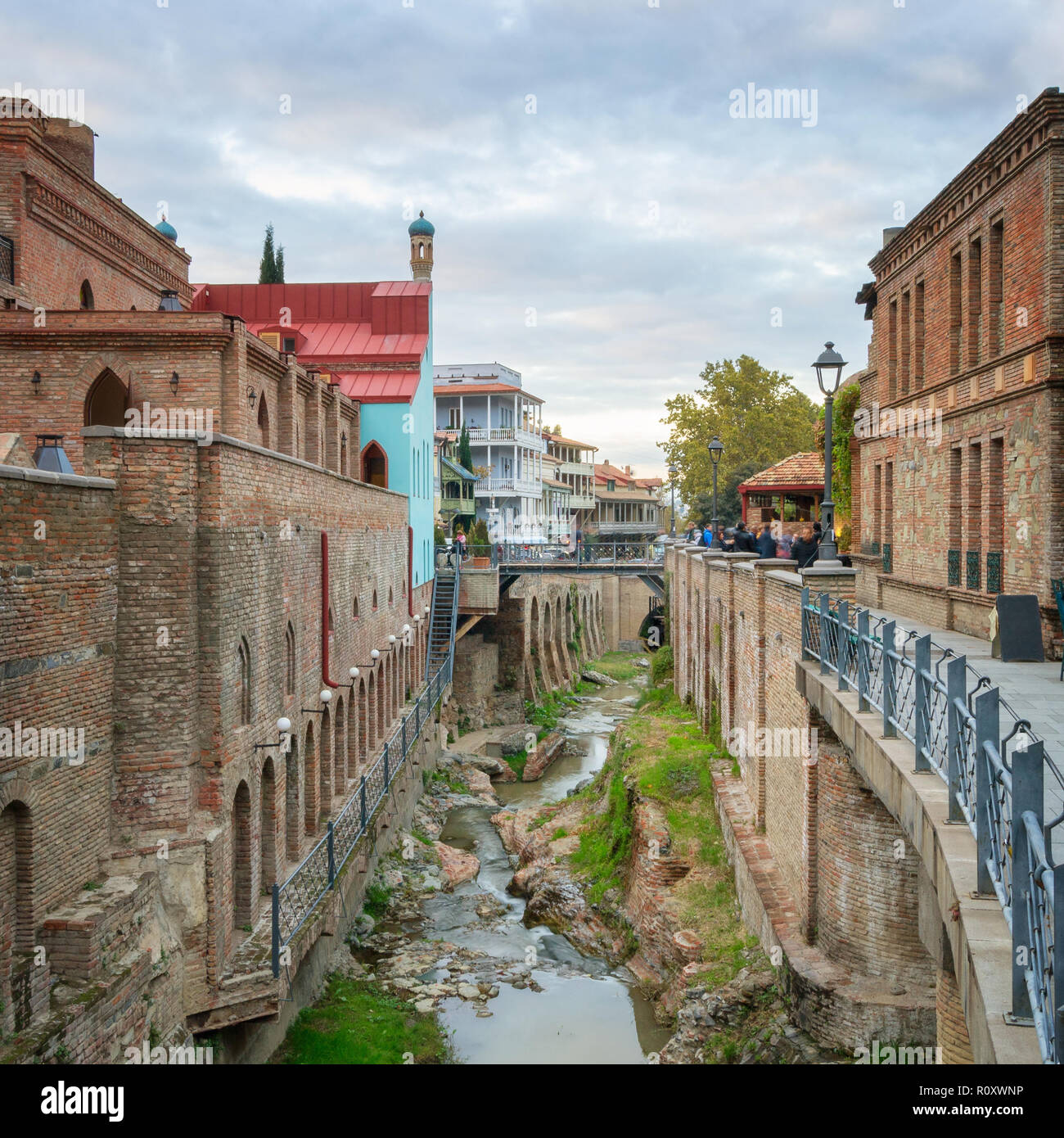 Soir vue sur la vieille ville de Tbilissi, Géorgie Banque D'Images