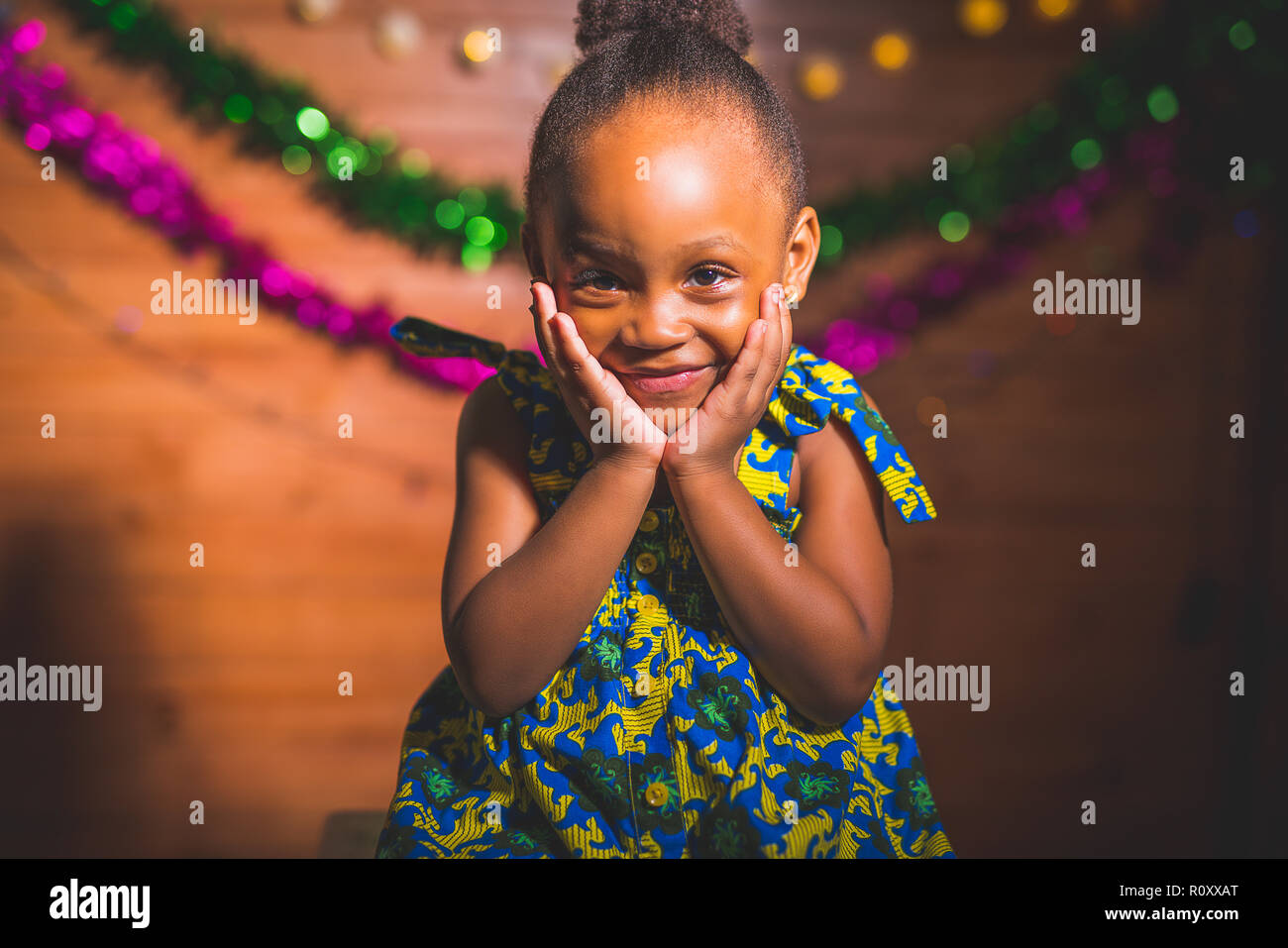 Petite fille celebrating Christmas Banque D'Images