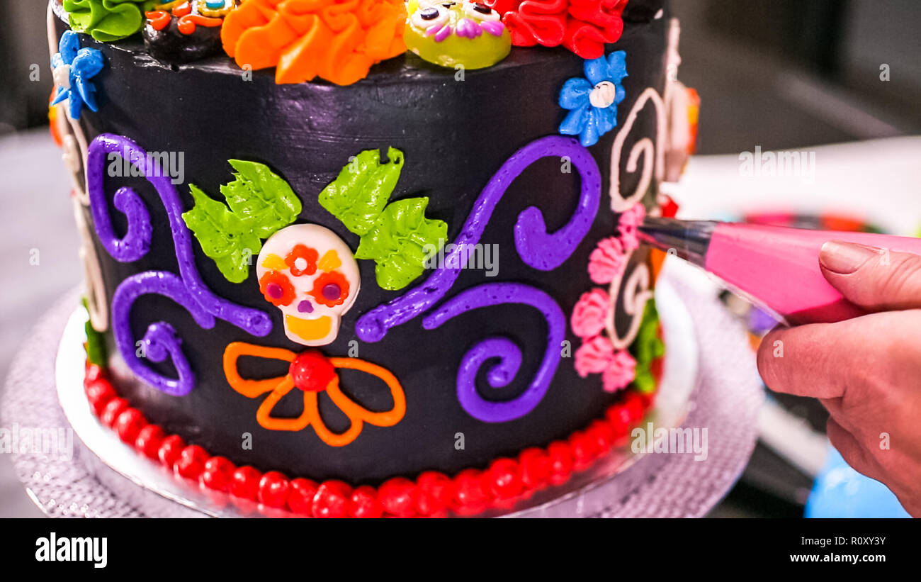 Etape Par Etape La Decoration De Gateau Au Chocolat Baker Multicouche Avec Glacage Buttercream Italien Photo Stock Alamy Etape Par Etape La Decoration De Gateau Au Chocolat Baker Multicouche Avec Glacage Buttercream Italien Photo Stock Alamy