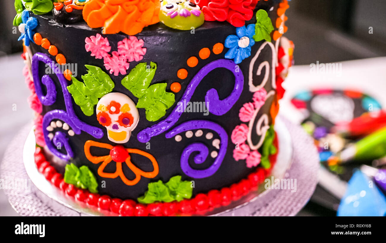 Étape par étape. La décoration de gâteau au chocolat Baker multicouche avec glaçage buttercream italien. Banque D'Images