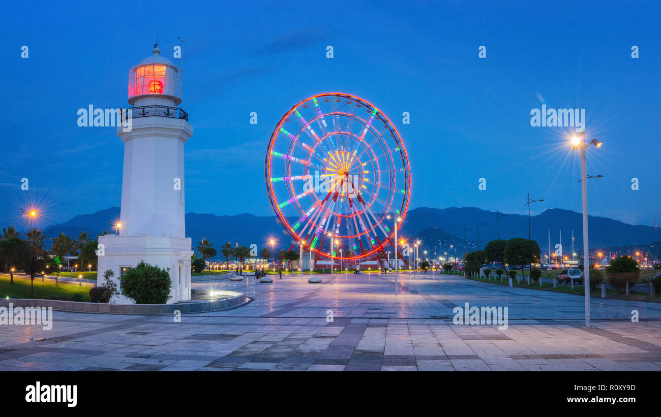 Batumi Promenade avec Phare et la Grande Roue au crépuscule Banque D'Images