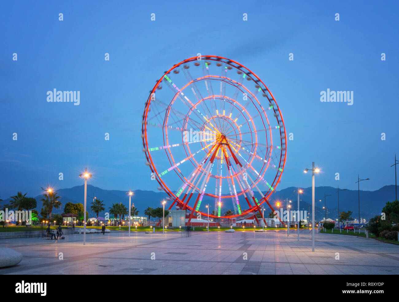 Batumi Promenade avec Phare et la Grande Roue au crépuscule Banque D'Images