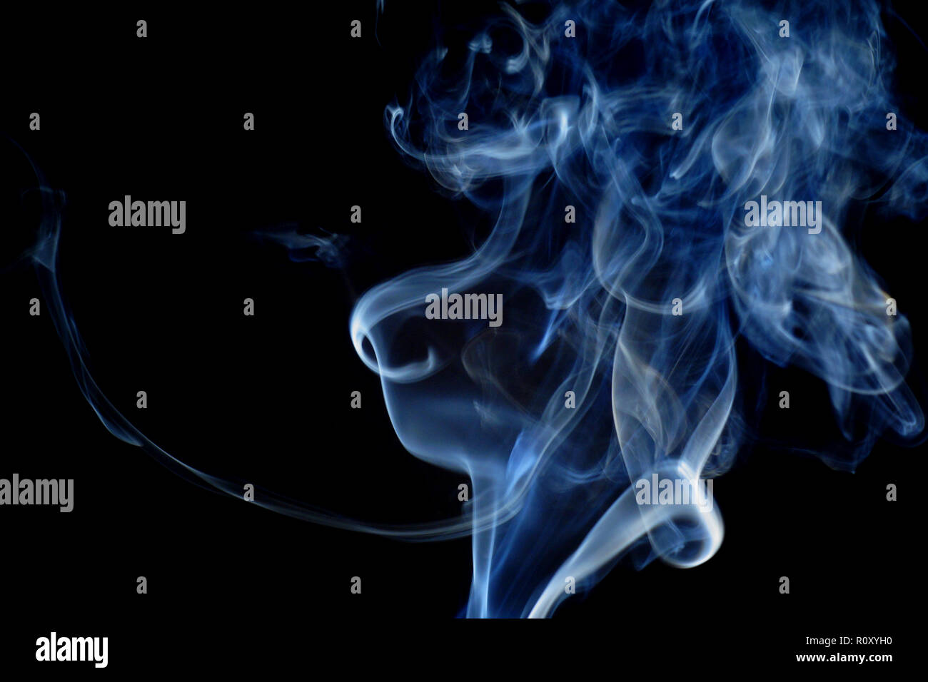 La fumée de cigarette sur un fond noir Banque D'Images