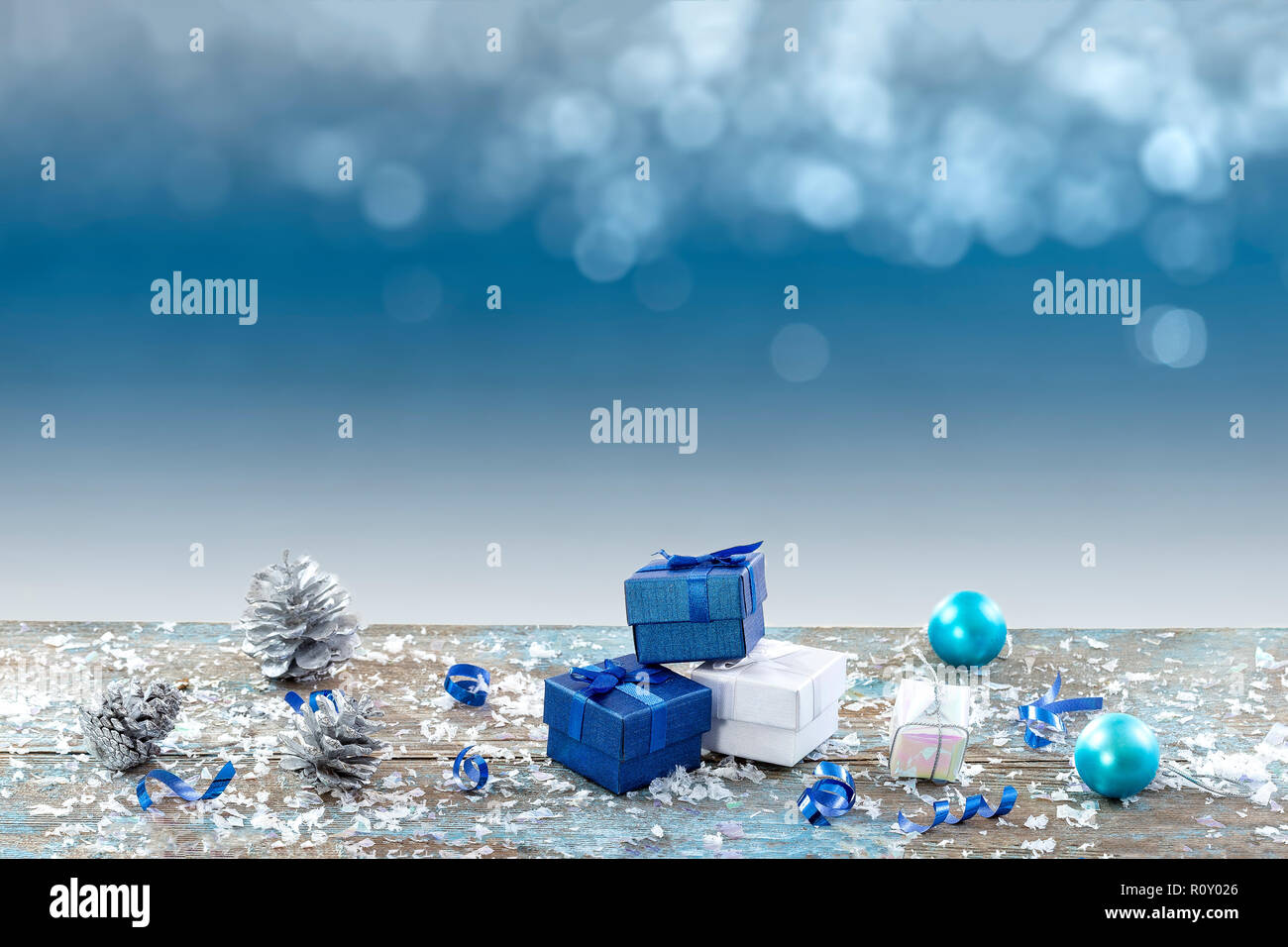 Noël arrière-plan bleu avec cône de pin , boîte cadeau bleu et boules de Noël, des lumières sur fond bleu.. Banque D'Images