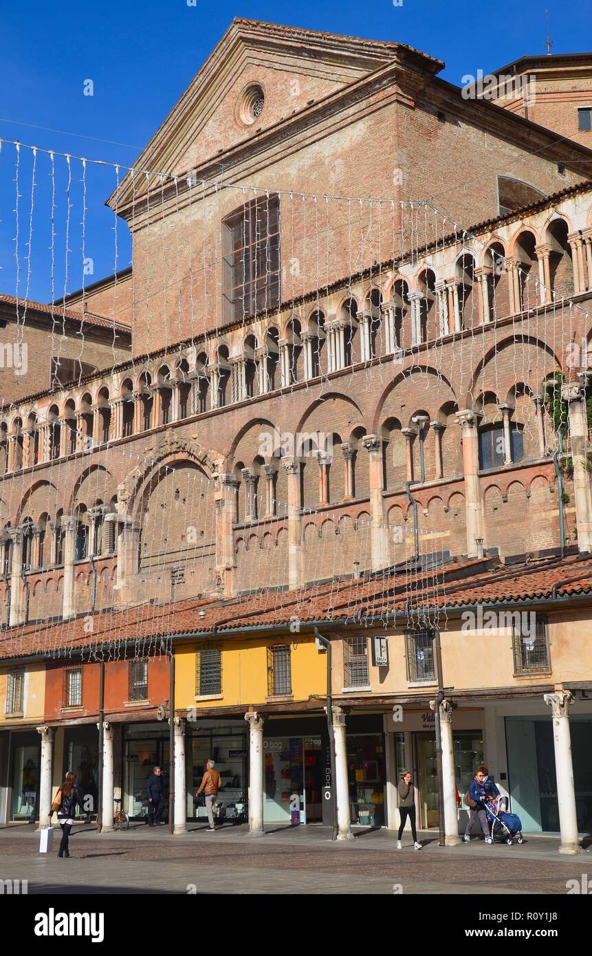 Ferrare, eine alte Stadt in der Emilia-Romagna en Italie : Vor der Kathedrale an der Piazza Trento e Trieste Banque D'Images