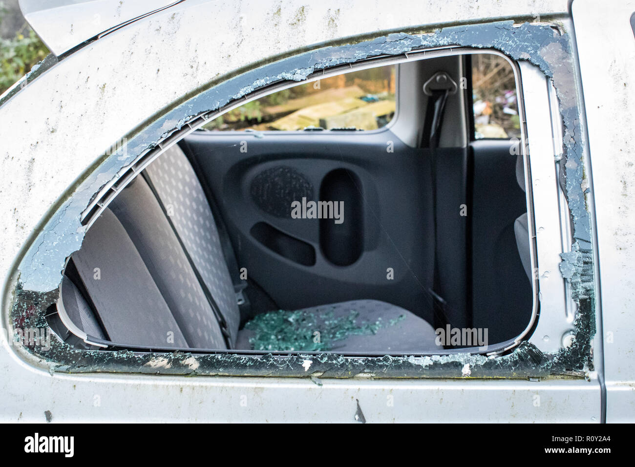 Automobile a été brisée en verre brisé avec plus de tous les sièges arrière, victime d'un crime et le vol de voiture. Banque D'Images