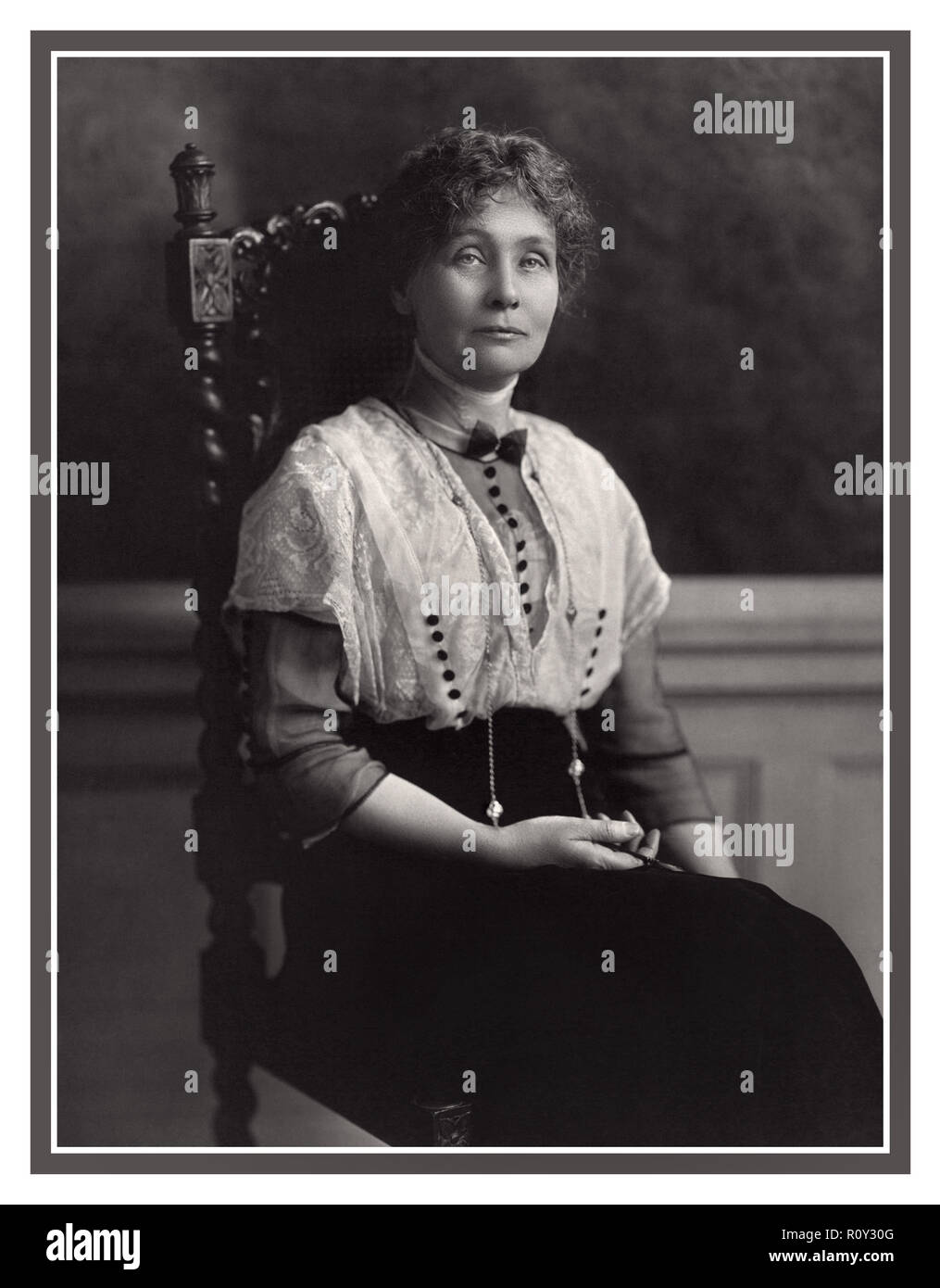 Emmeline Pankhurst suffragette Portrait 1913 (née Goulden; vers le 15 juillet 1858 – 14 juin 1928) était une militante politique britannique et chef du mouvement britannique suffragette qui a aidé les femmes à gagner le droit de vote. En 1999, il a nommé Pankhurst comme l'une des 100 personnes les plus importantes du XXe siècle, déclarant qu'il avait « façonné une idée des femmes pour notre époque ; elle a secoué la société dans un nouveau modèle dont il ne pouvait y avoir de retour ». Banque D'Images