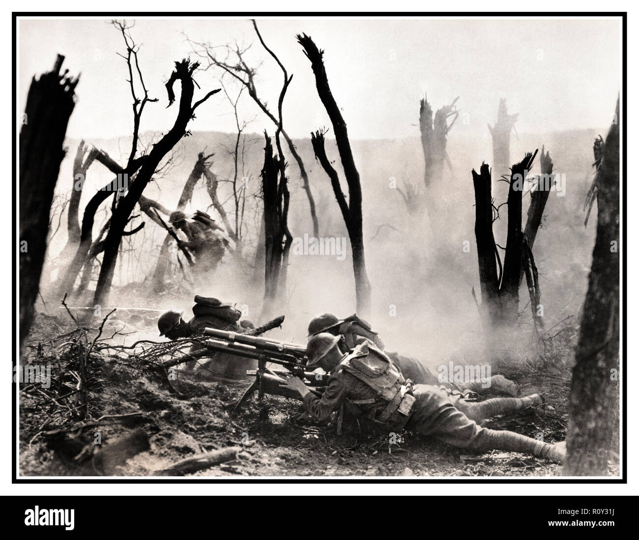 WW1 Machine Gun crew de quartier général du Régiment d'infanterie, 23e compagnie, tirant 37mm gun pendant une avance sur l'Allemand des positions tranchées dans la forêt d'Argonne 1918 France 1 Guerre mondiale première guerre mondiale l'Offensive Meuse-Argonne (également connu sous le nom de batailles de la Meuse-Argonne et la campagne Meuse-Argonne) a été une grande partie de la dernière offensive des Alliés de la Première Guerre mondiale, qui s'étendait le long de la Western Front de la Première Guerre mondiale ou Grande Guerre (image traitée pour révéler l'impact d'origine et de la qualité) stark remarquable image prise sous le feu.. Banque D'Images