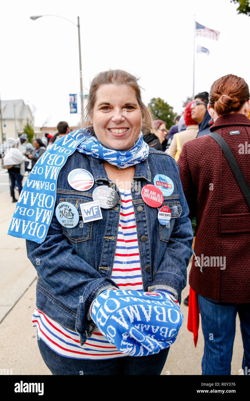 Une femme attend d'Obama en ligne ventilateur à l'extérieur d'un lieu que l'ancien président américain Barack Obama parle de Milwaukee, Wisconsin. Banque D'Images