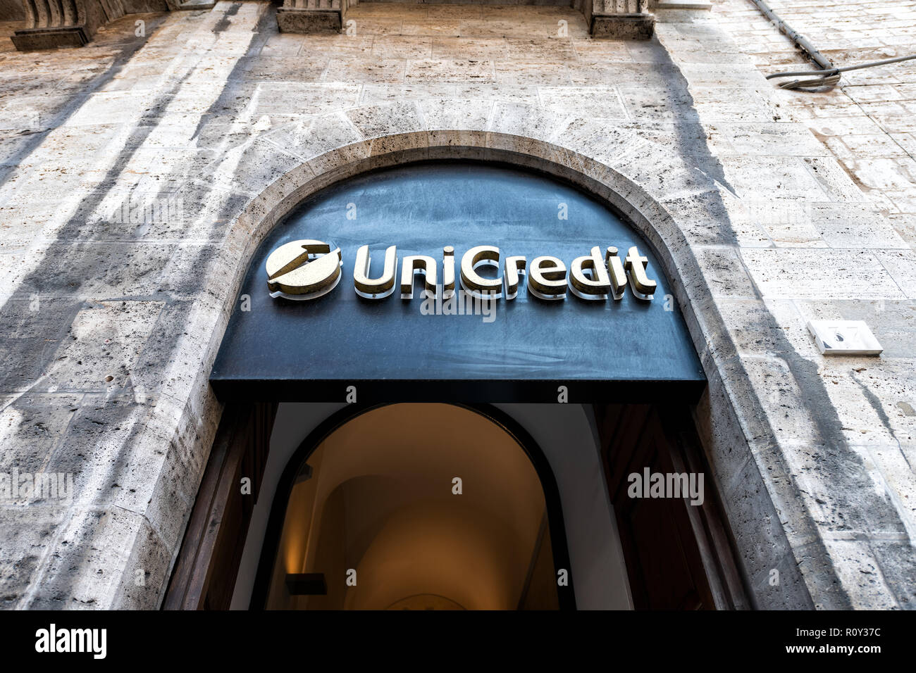 Pérouse, Italie - 29 août 2018 : Low angle, à la recherche sur façade de la banque Unicredit bureau, direction signe avec de vieux, vieux, antique, médiévale arch Banque D'Images