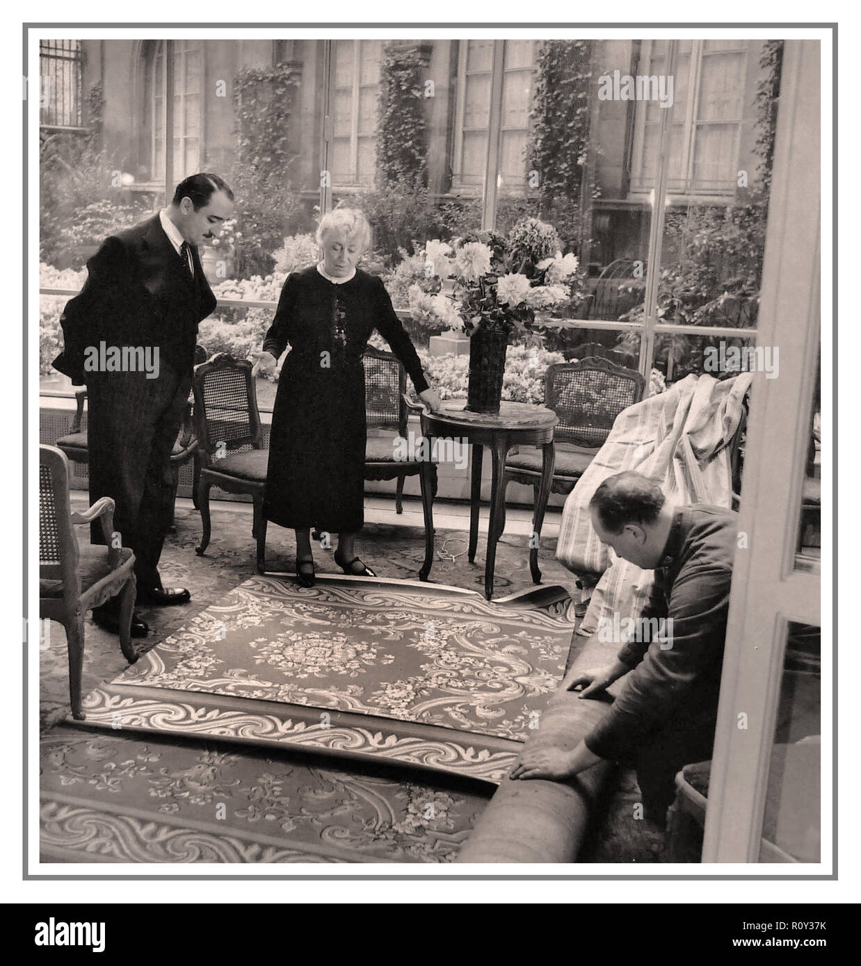 RITZ HOTEL Marie-Louise Ritz faisait partie intégrante de la gestion de l'hôtel, poursuivant les affaires et la réalisation des hôtels «Ritz» et de ses succursales. Louise Ritz apporte une touche féminine de bienvenue. Tapis de porte, dispositions de livre, chaises à dos d'osier dans la célèbre chaîne d'hôtels Ritz Banque D'Images