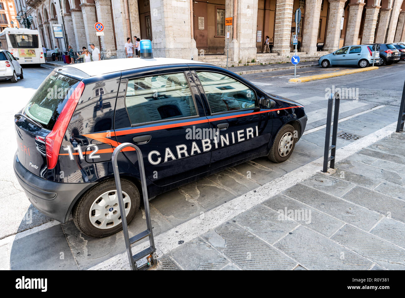 Pérouse, Italie - 29 août 2018 : Petite voiture garée sur la rue des Carabiniers, par route trottoir avec vieux, ancien, antique Architecture, bâtiment, les gens, Banque D'Images