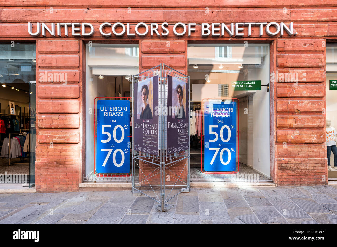 Pérouse, Italie - 29 août 2018 : United Colors of Benetton magasin de  vêtements au détail, magasin entrée avec personne, aucun peuple sur un  trottoir de la rue, windows Photo Stock - Alamy