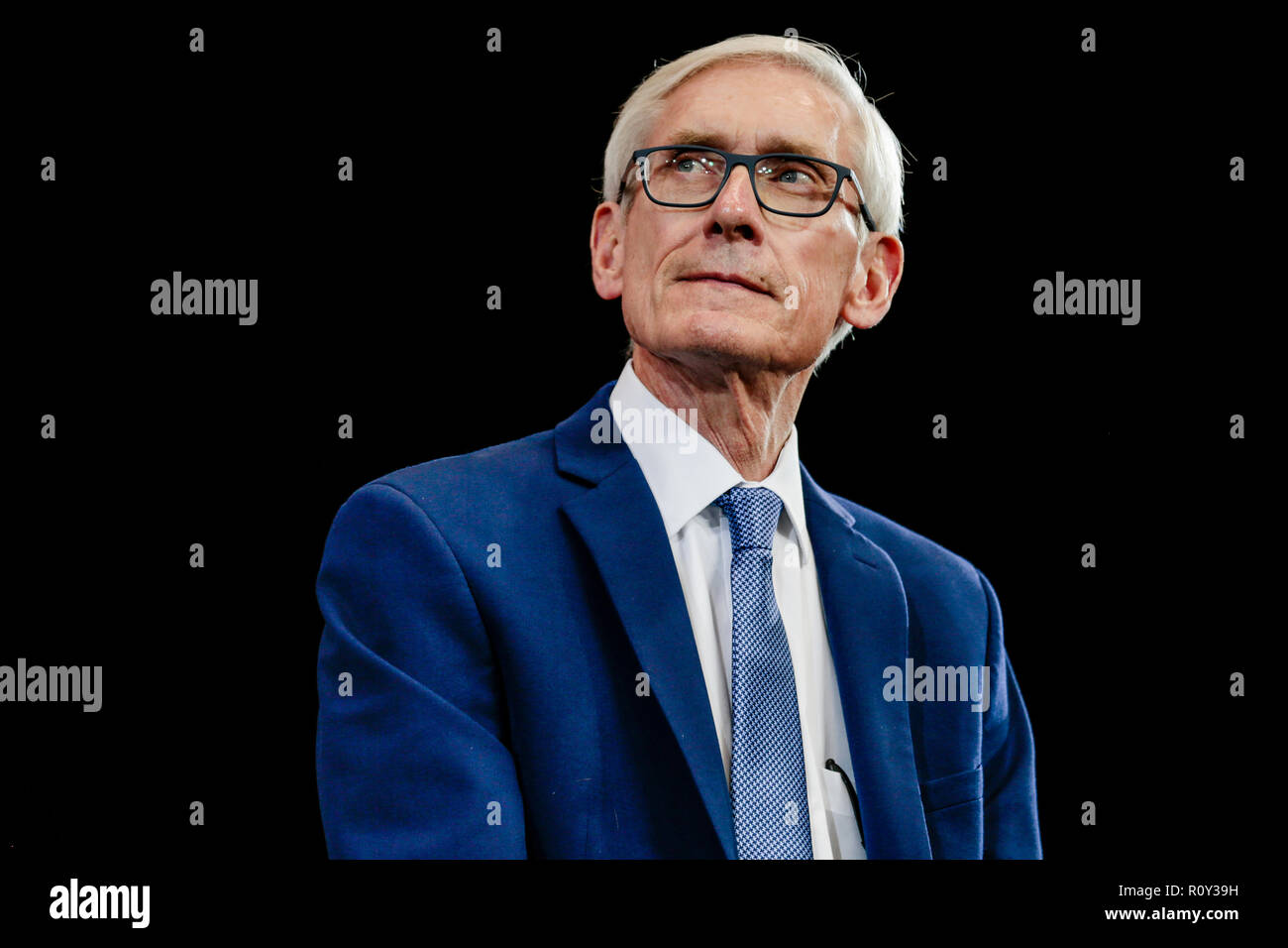 Candidat au poste de gouverneur du Wisconsin Tony Evers assiste à un rassemblement démocratique avant l'élections de mi-parcours en octobre 2018 à Milwaukee, Wisconsin. Banque D'Images