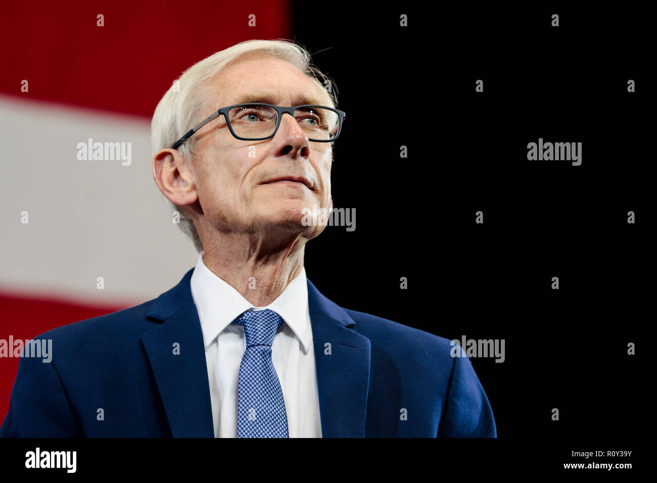 Candidat au poste de gouverneur du Wisconsin Tony Evers assiste à un rassemblement démocratique avant l'élections de mi-parcours en octobre 2018 à Milwaukee, Wisconsin. Banque D'Images