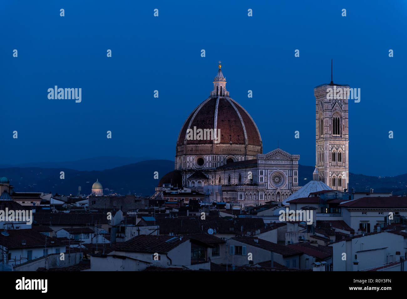 Cityscape, Skyline vue aérienne sur Firenze, Italie, ville italienne à la sombre nuit, crépuscule, crépuscule, les maisons, les bâtiments, les toits les toits, allumé en Florence Banque D'Images